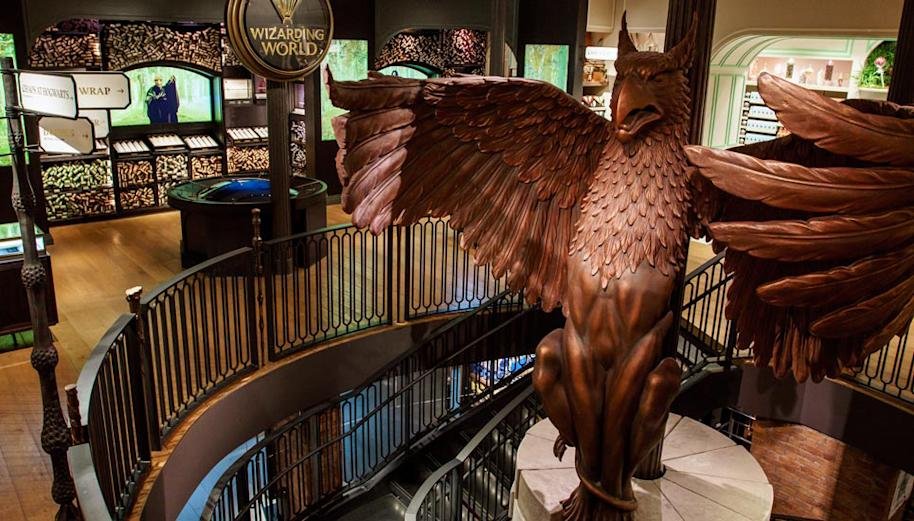 Interior da Harry Potter New York com arquitetura cenográfica e áreas de experiência