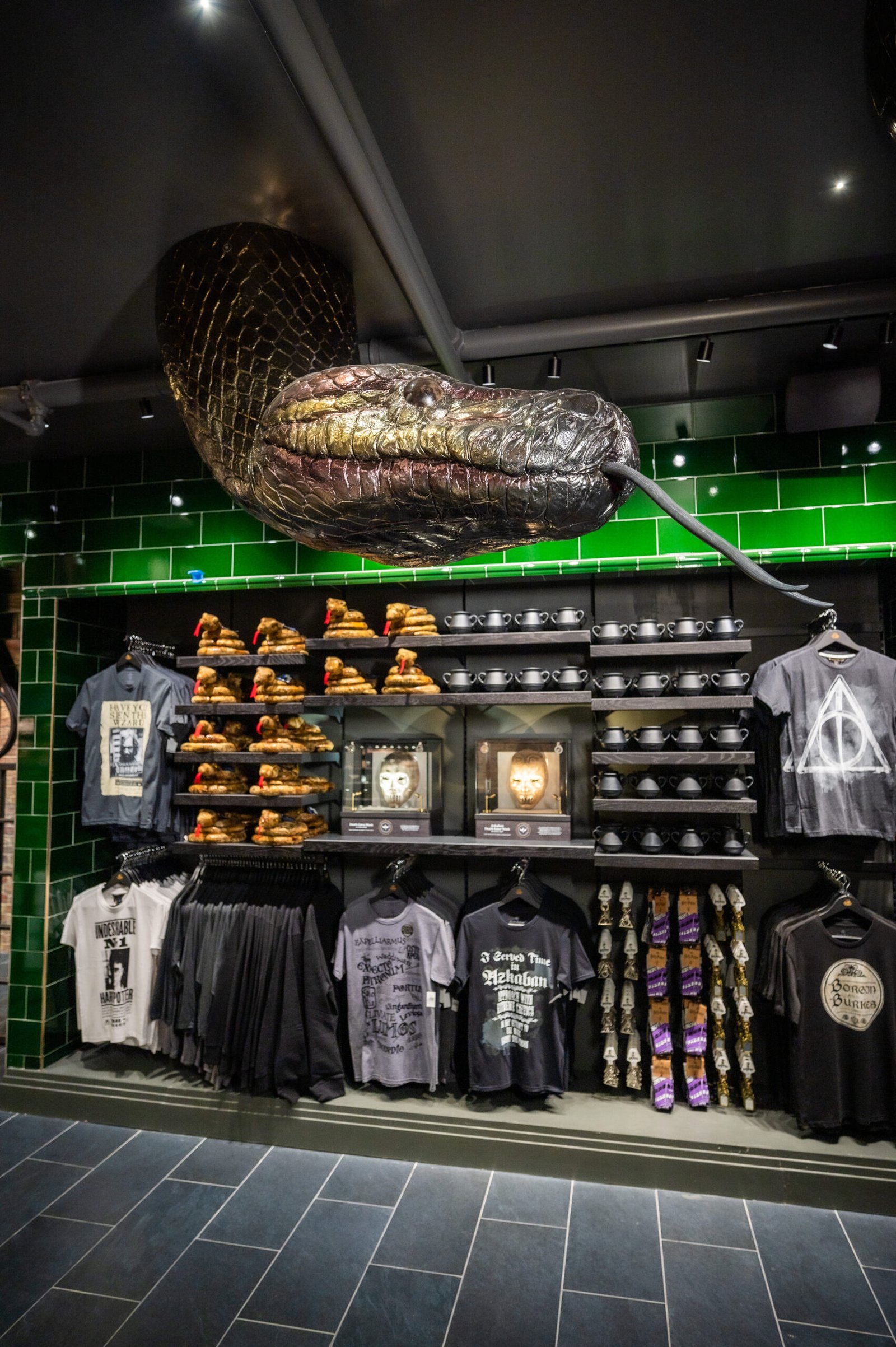 Cenografia temática integrada à exposição de produtos na Harry Potter New York