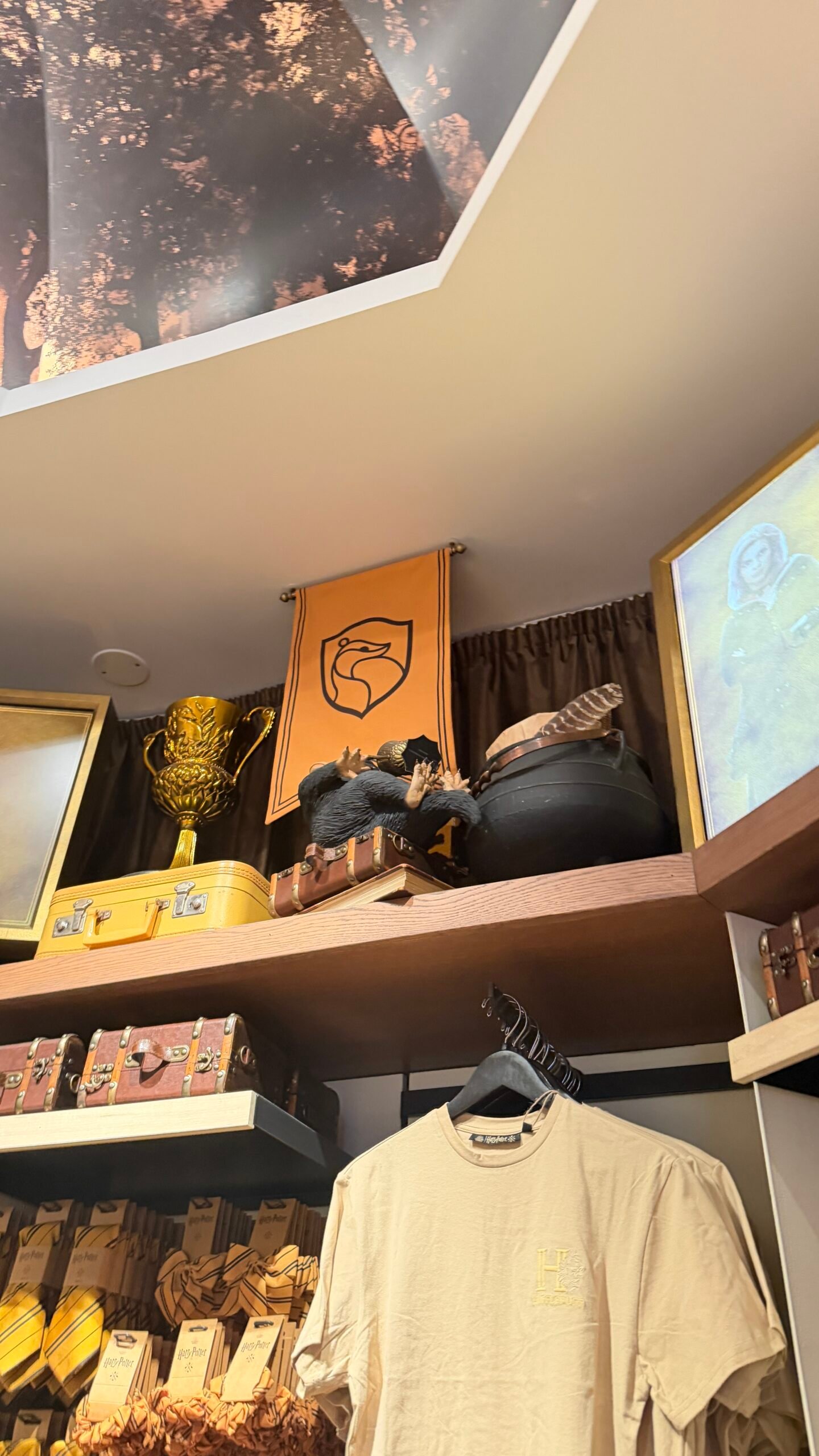 Niffler escondido entre produtos e elementos de visual merchandising na Harry Potter New York