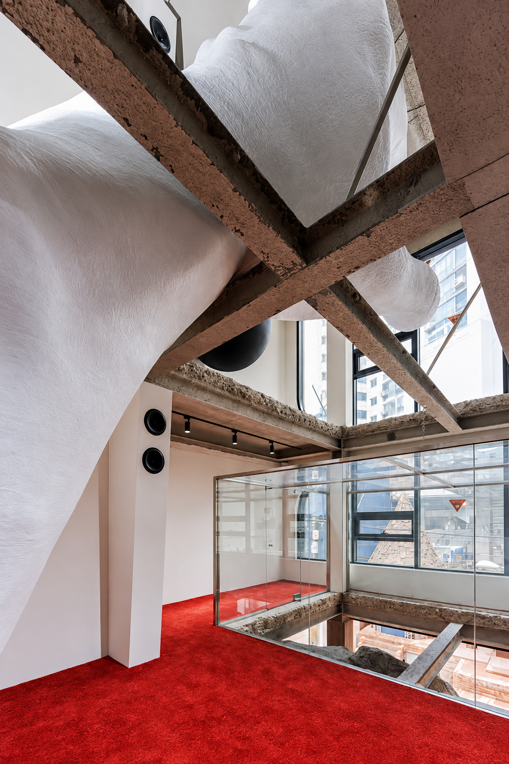 Estrutura rochosa integrada ao interior da flagship Tansan Magnesium em Seul