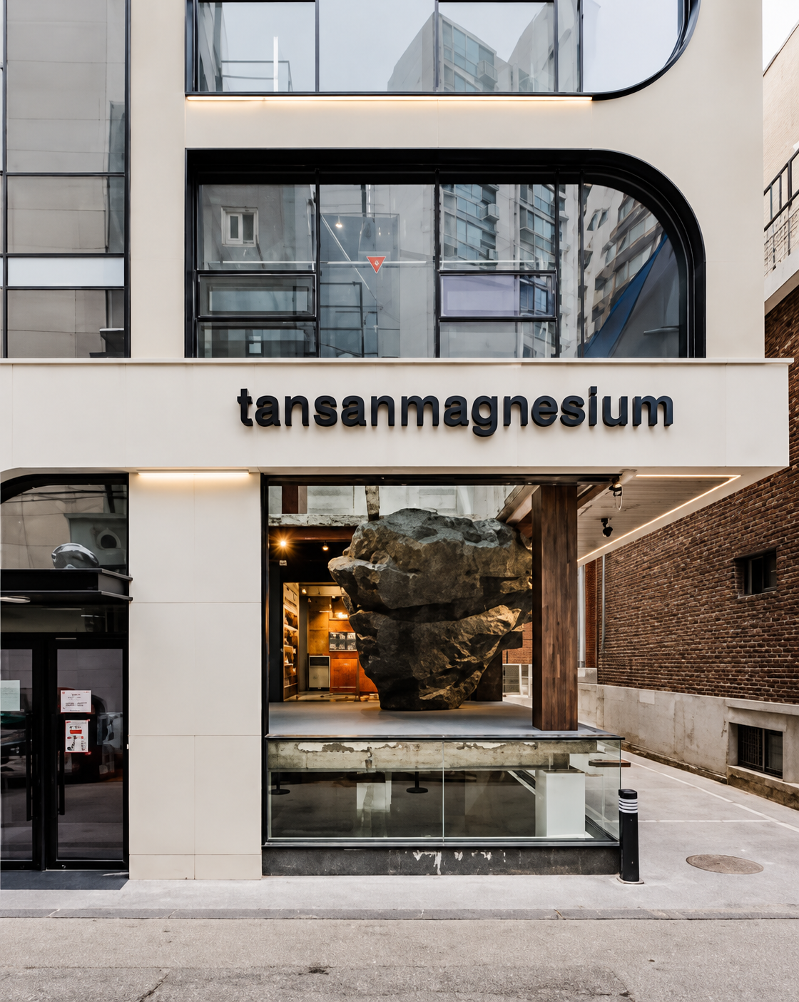 Fachada da flagship da Tansan Magnesium em Seul com grande estrutura de escalada integrada à entrada