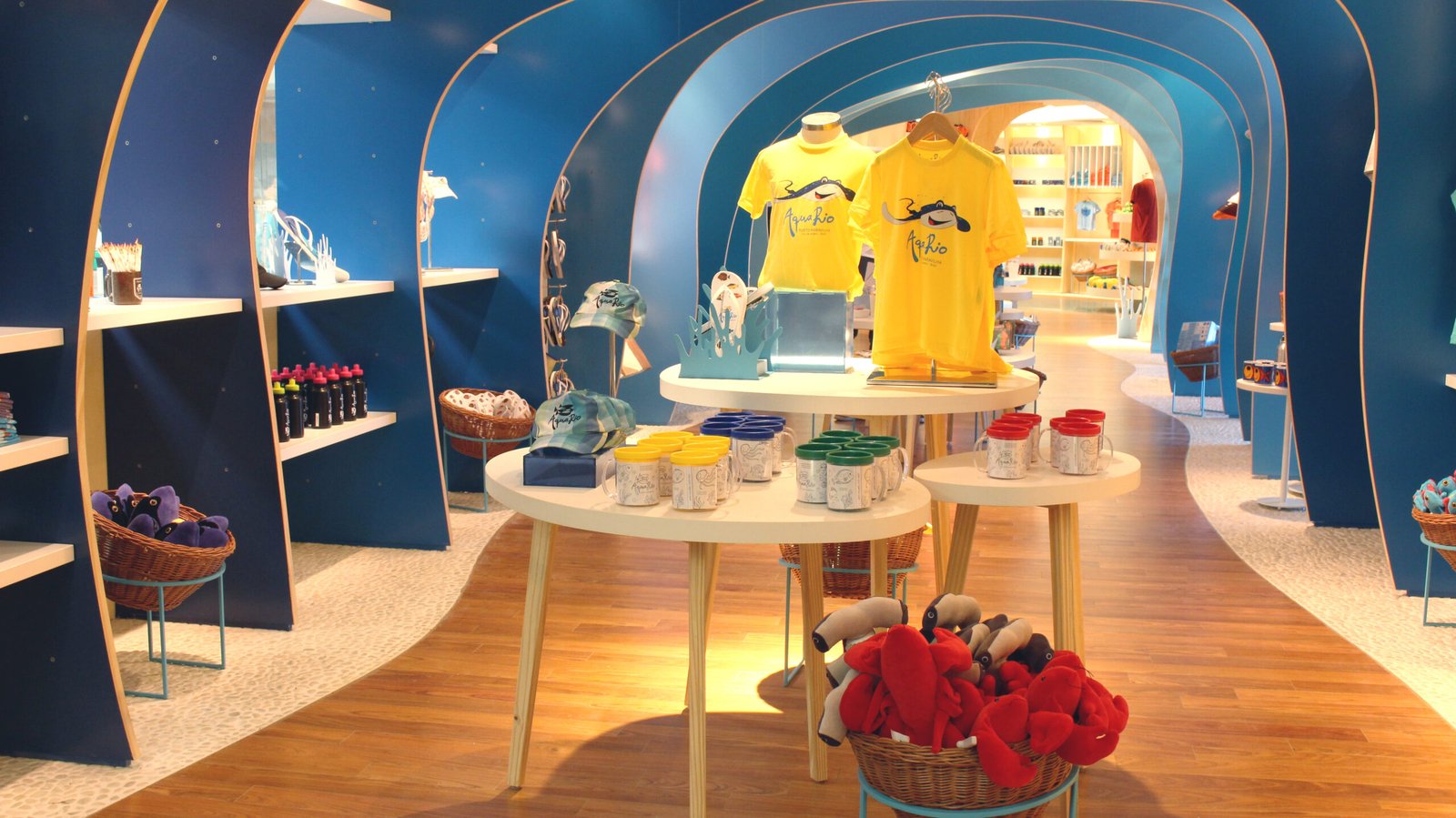 Percurso comercial da loja do AquaRio com produtos distribuídos ao longo dos expositores