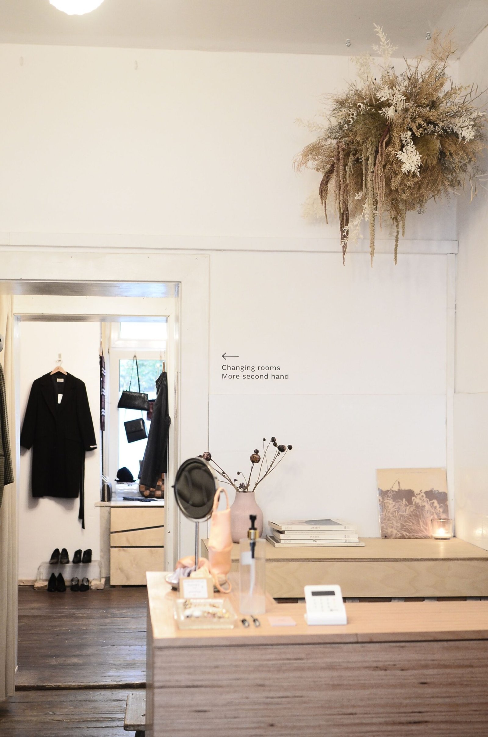 Interior de loja de roupas contemporânea